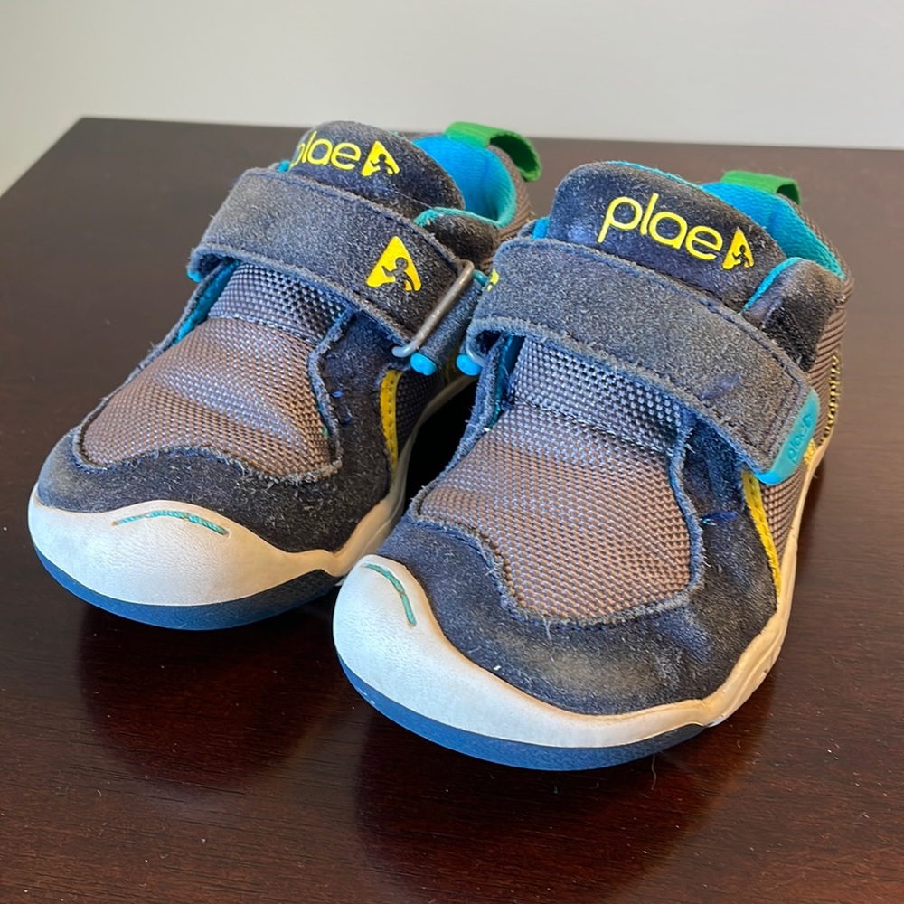 Great condition toddler boys size 6.5 Plae TY shoe sneaker navy blue